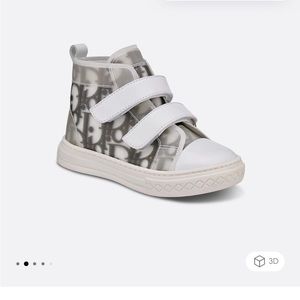 self-fastening closure,white rubber sole, Dior signature.